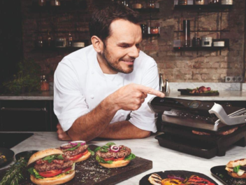 Auch Star-Koch Steffen Henssler ist überzeugt vom Tefal Kontaktgrill: Unter den Küchengeräte-Bestsellern auf Amazon befinden sich viele tolle Schnäppchen. Foto: Screenshot/Amazon.de.