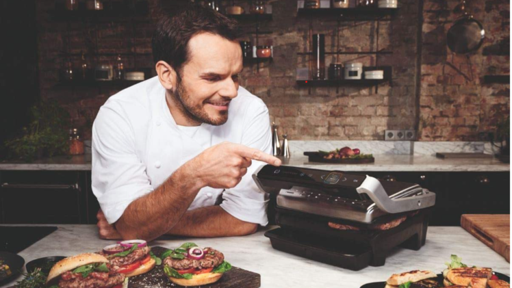 Auch Star-Koch Steffen Henssler ist überzeugt vom Tefal Kontaktgrill: Unter den Küchengeräte-Bestsellern auf Amazon befinden sich viele tolle Schnäppchen. Foto: Screenshot/Amazon.de.