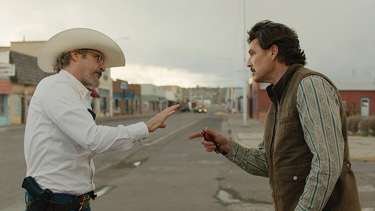 Ab sofort im Kino: In "Eddington" spielen Joaquin Phoenix (links) und Pablo Pascal einen Sheriff und Bürgermeister, die einen erbitterten Machtkampf austragen.