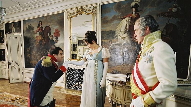 Gustav-Peter W&ouml;hler (links) macht in der Rolle des Napoleon Bonaparte Marie Luise von Habsburg (Sarah Jung) den Hof. Sie ist die Tochter von Kaiser Franz I. von &Ouml;sterreich (Christian Futterknecht).