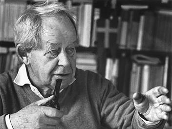 Bis zu seinem Tod am 17. Oktober 2008 blieb Siegfried Lenz ein Autor mit Haltung. Themen wie Pflicht und individuelle Verantwortung in autorit&auml;ren Systemen durchziehen seine Werke und verleihen ihnen angesichts heutiger politischer Konflikte neue Relevanz.