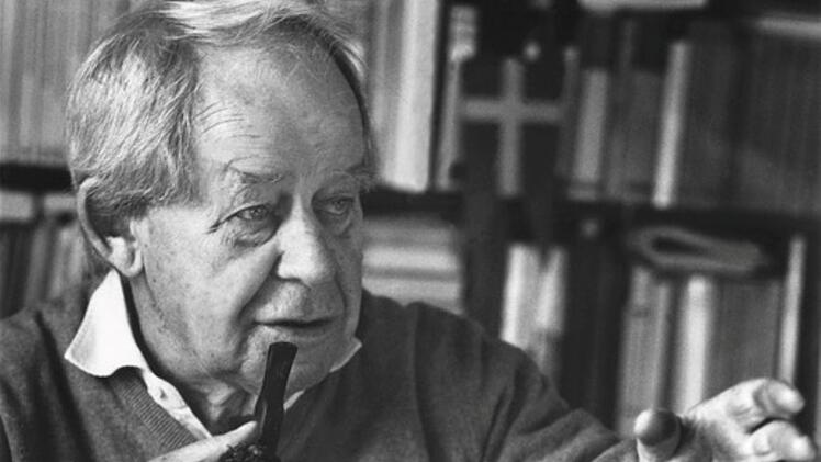 Bis zu seinem Tod am 17. Oktober 2008 blieb Siegfried Lenz ein Autor mit Haltung. Themen wie Pflicht und individuelle Verantwortung in autorit&auml;ren Systemen durchziehen seine Werke und verleihen ihnen angesichts heutiger politischer Konflikte neue Relevanz.