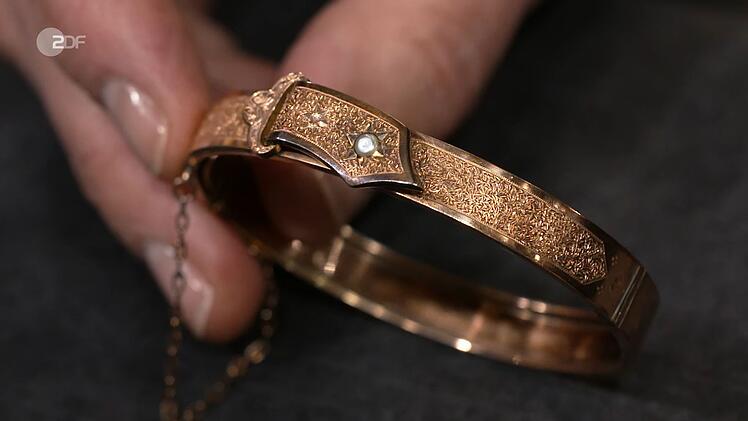 Der Armreif aus der Zeit zwischen 1880 und 1885 war ein Familienerbst&uuml;ck, das die Gro&szlig;mutter der Gro&szlig;tante des Verk&auml;ufers einst von Otto von Bismarck geschenkt bekam. Sch&auml;tzwert: 500 bis 600 Euro. F&uuml;r 450 Euro wanderte das Schmuckst&uuml;ck zu Wolfgang Pauritsch.