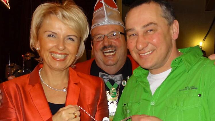 Tamara Bischof und Bürgermeister Horst Reuther freuen sich über den Orden von Sitzungspräsident Elmar Gimperlein.