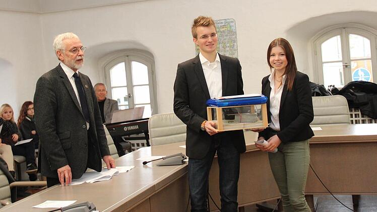 Mike Gibson (l.) übergab die Friedenserklärung und die Unterschriften.