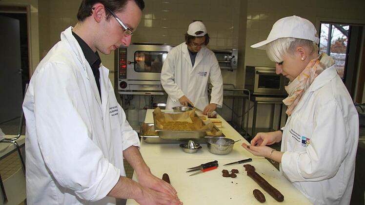 Schokotaler, Schokoherzen oder auch Zitronenplätzchen - die Schüler der Berufschule haben bei der Gestaltung der Sri Lanka-Plätzchen völlig freie Hand.