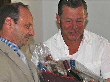 Emil Gehring dankte "Landtausch -Vater" Toni Bischof (von links) für dessen Engagement. Foto: Gerd Schaar