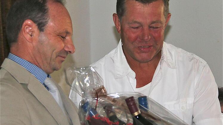 Emil Gehring dankte "Landtausch -Vater" Toni Bischof (von links) für dessen Engagement. Foto: Gerd Schaar