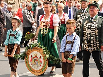 Die amtierenden Majestäten, Steffi Gareiß und Dieter Schramm, bildeten zusammen mit ihrem Königshaus den Mittelpunkt des Festzugs am Sonntagvormittag. Fotos: Matthias Einwag