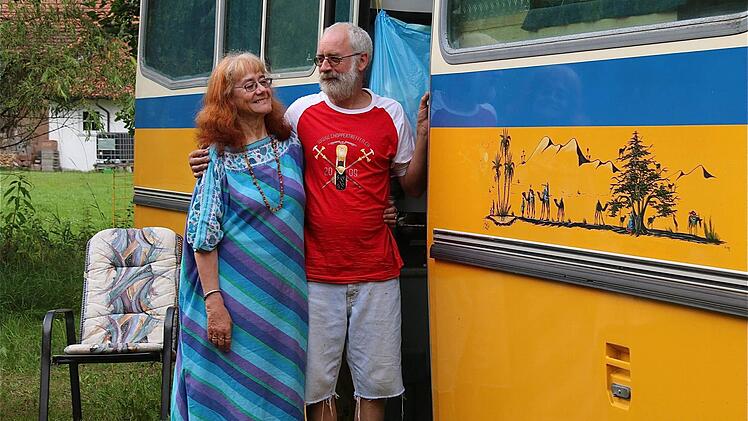 Den alten Saurer-Reisebus aus der Schweiz baute das Züricher Paar Margret und Paul zur gemütlichen Wohnung um. Foto: Gerd Schaar