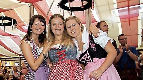 Die Mädels im Dirndl haben sich für die Bierwoche fein gemacht.