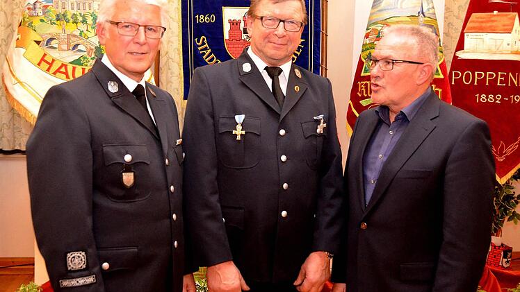 Bürgermeister Thomas Leiner verabschiedete Harald Blasek (links) und Helmut Kleinhenz (Bildmitte) wegen Erreichens der Altersgrenze aus dem aktiven Feuerwehrdienst.