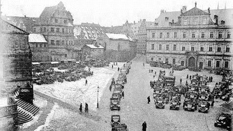 Der Domplatz in der NS-Zeit voller Militärfahrzeuge.