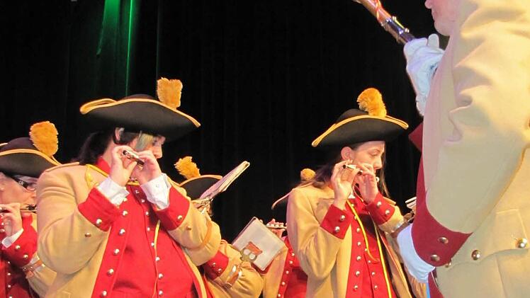 Der Stadtspielmannszug eröffnete das Programm mit dem Coburger Marsch.