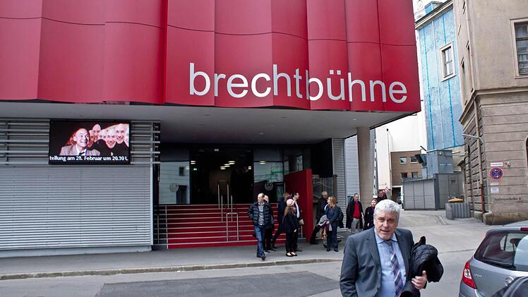 OB Norbert Tessmer vor der Brecht-Bühne in Augsburg.Foto: Jochen Berger
