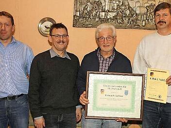 Zum Ehrenvorsitzenden wurde das langjährige Vereinsoberhaupt, Heinrich Grebner (2. von rechts), ernannt. Christian Müller (rechts) wurde für 25-jährige Mitgliedschaft geehrt. Der neue Vorsitzende, Alexander Günter (links) und der Kreisvorsitzende Matthias Engel (2. von links) gratulierten. Foto: Werner Hauber