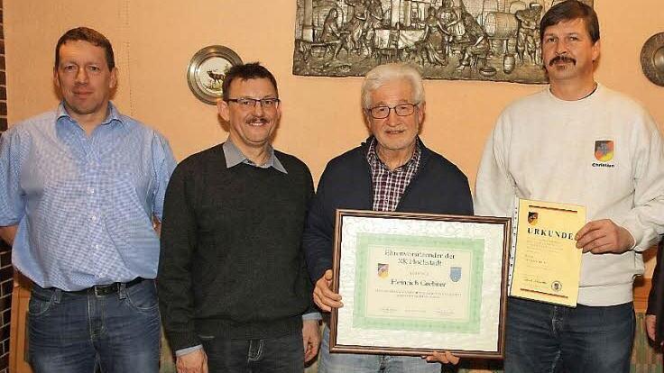 Zum Ehrenvorsitzenden wurde das langjährige Vereinsoberhaupt, Heinrich Grebner (2. von rechts), ernannt. Christian Müller (rechts) wurde für 25-jährige Mitgliedschaft geehrt. Der neue Vorsitzende, Alexander Günter (links) und der Kreisvorsitzende Matthias Engel (2. von links) gratulierten. Foto: Werner Hauber