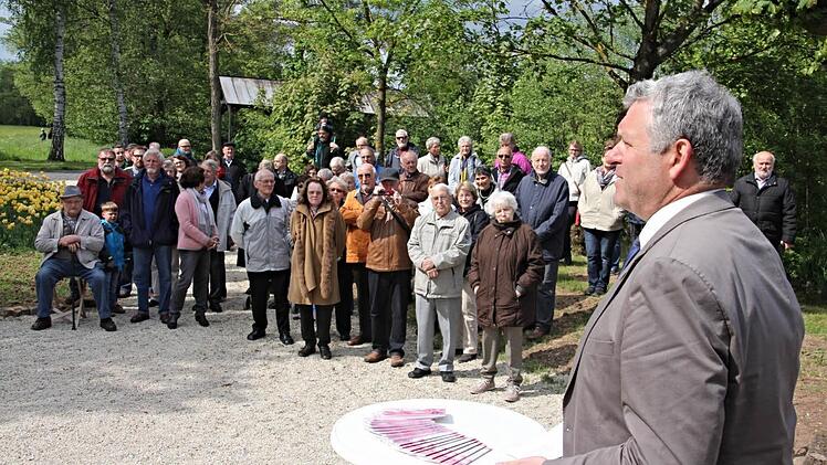 Vor rund 150 Gästen eröffnete Bürgermeister Jürgen Hennemann (rechts) am Friedrich-Rückert-Denkmal in Ebern die "Geburtstagsparty" zum Gedenken an den Dichter, er in den Jahren 1808 bis 1835 zeitweise in Ebern weilte.  Fotos: Helmut Will