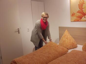 Kathrin Auernheimer schüttelt die Betten im neuen Gäste-Doppelzimmer in Stettfeld auf.  Foto: F.Stark
