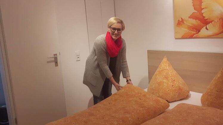 Kathrin Auernheimer schüttelt die Betten im neuen Gäste-Doppelzimmer in Stettfeld auf.  Foto: F.Stark