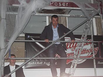 Cem Özdemir hält eine Rede auf dem Baugerüst. Foto: Kevin Cegla