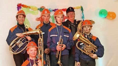 Die "Feierwehr-Kapelle" der Familie Reinwand mit (von links) Claudia, Lorenz, Franz, Markus und Lukas sowie Moritz (vorne)