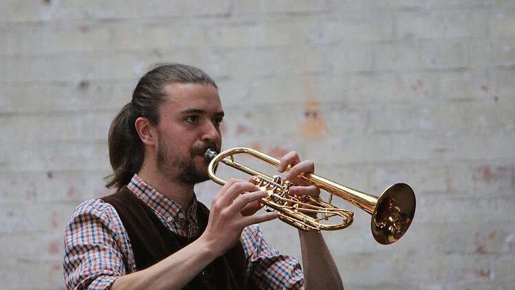 Wenn mitreißende Musizierfreude auf überbordende komödiantische Begeisterung trifft: Das Ensemble "Sepp-Depp-Septett" beeindruckte das Publikum beim Finale des Coburger Festivals "Klanggrenzen".Foto: Jochen Berger