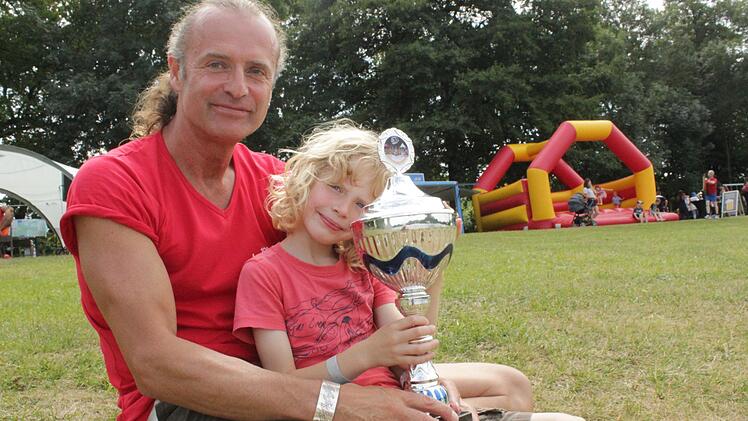 Auch eine Vater-Sohn-Geschichte, diese Sache mit dem Pokal. Bernd Westhäuser und sein Junge Vinzent haben für sich einen verbindenden wertvollen Moment geschaffen.Markus Häggberg