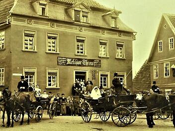 Reizvolle Kronacher Hochzeitsgesellschaft in alter Zeit mit  Pferdekutschen, aufgenommen von Johann Friedrich SchmidtRepro: Gerd Fleischmann