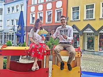 Michaela Queck vom Kulturbüro und Bürgermeister Jan Marberg präsentieren druckfrisch das Ferienprogramm-Heft der Stadt Bad Brückenau.