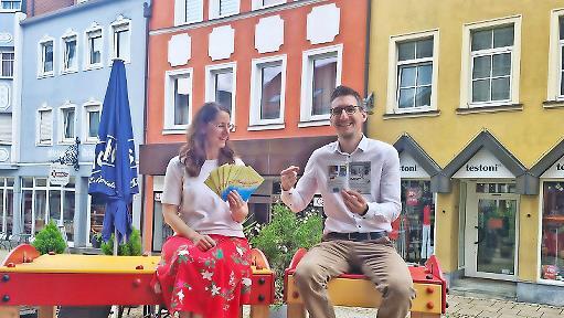 Michaela Queck vom Kulturbüro und Bürgermeister Jan Marberg präsentieren druckfrisch das Ferienprogramm-Heft der Stadt Bad Brückenau.