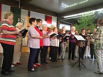 Mit dem Lied vom Kaktus präsentierten die Frauen des Gesangvereins "Liederhort" Willmersreuth auch eine humoristische Einlage-Sechs Chore traten beim "Tag des Liedes" in der Mainleuser Sommerhalle auf.  Foto: Sonja Adam