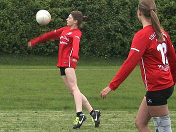 Die Bayernliga-Frauen des TSV Staffelstein mit Jule Ahles (links) bei der Abwehr und Pia Donath gaben die Rote Laterne an die DJK Üchtelhausen ab.  Foto: Stefanie Potzel