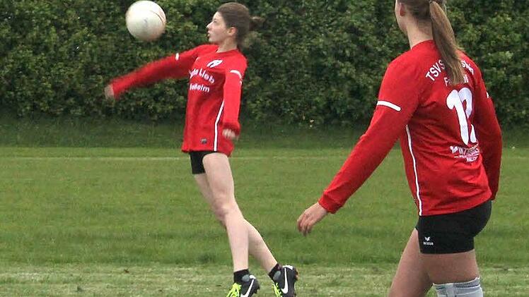 Die Bayernliga-Frauen des TSV Staffelstein mit Jule Ahles (links) bei der Abwehr und Pia Donath gaben die Rote Laterne an die DJK Üchtelhausen ab.  Foto: Stefanie Potzel