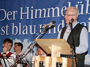 Mit seiner unvergleichlichen Art begeisterte Wilhelm Wolpert über 400 Zuhörer bei der Fastepredigt in Zeil. Die passende Musik machte die Gruppe "Scharfes Blech" aus Sand.  Foto: Sabine Weinbeer