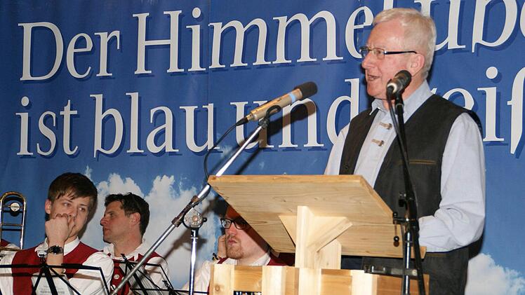 Mit seiner unvergleichlichen Art begeisterte Wilhelm Wolpert über 400 Zuhörer bei der Fastepredigt in Zeil. Die passende Musik machte die Gruppe "Scharfes Blech" aus Sand.  Foto: Sabine Weinbeer