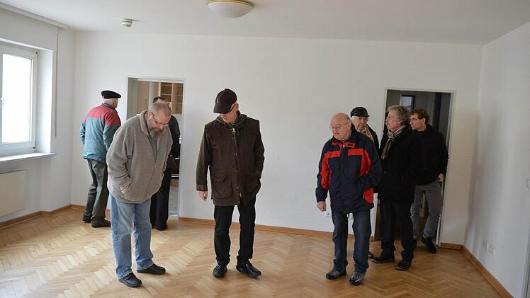 Blick auf die Parkettböden in der Pines-Area. Sie sollen nach dem Willen der Stadtbau im Rahmen der Sanierung entfernt werden. Gesetzlich vorgeschrieben ist dieser Eingriff aber nicht. Andernorts haben Unternehmen lediglich die Böden versiegelt.  Foto: Ronald RInklef