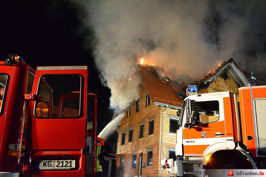 Neugebautes Wohnhaus steht nach Blitzeinschlag lichterloh in Flammen