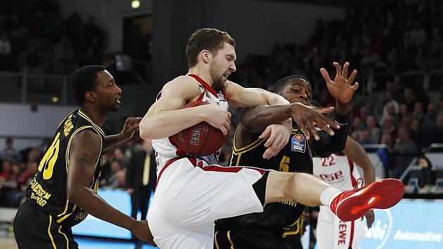 Janis Strelnieks verteidigt den Ball gegen die Ludwigsburger Kelvin Martin (r.) und Rocky Trice (l.). Foto: Daniel L&ouml;b