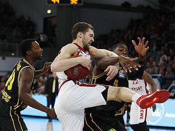 Janis Strelnieks verteidigt den Ball gegen die Ludwigsburger Kelvin Martin (r.) und Rocky Trice (l.). Foto: Daniel Löb