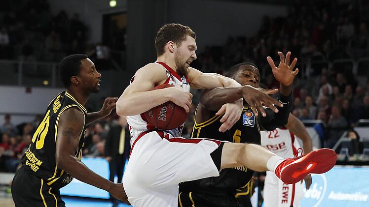 Janis Strelnieks verteidigt den Ball gegen die Ludwigsburger Kelvin Martin (r.) und Rocky Trice (l.). Foto: Daniel Löb
