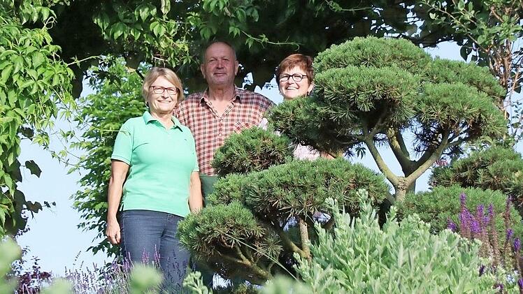 Ulrike Hirschlein, Lothar Brochloß-Gerner und Ingrid Sarré (von links) vom Obst- und Gartenbauverein Rügheim organisieren den "Tag der offenen Gartentür" am Sonntag.