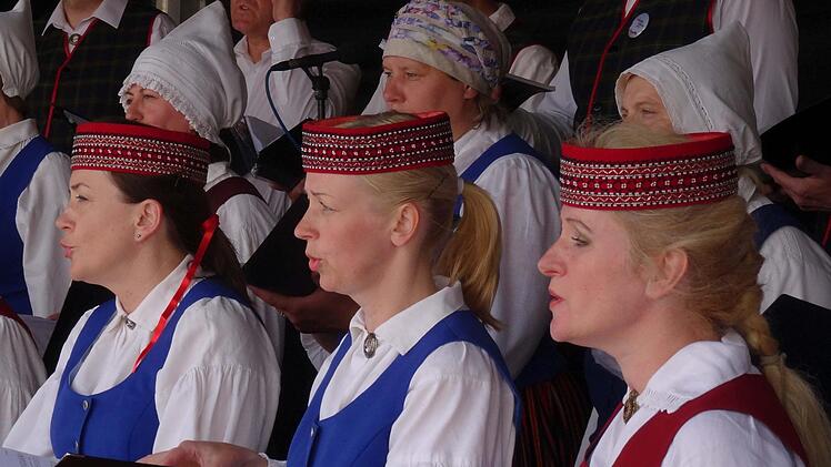 Den weitesten Weg zum Chorfest Coburg hatte der Koris Valmiera aus Lettland, der beim Auftritt auf dem Markt mit seinen schicken Trachten auch viele Blick auf sich zog.Foto: Jochen Berger