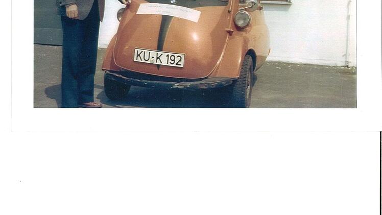 Der Tüftler und sein Prototyp: Erich Pöhlmann und die elektronisch angetriebene Isetta. Foto: Siegfried Müller