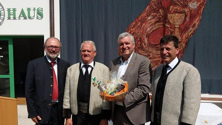 Der Eberner Bürgermeister Jürgen Hennemann (Zweiter von rechts) übergibt Klaus Knapp (Zweiter von links), Ehrenbürger der Gemeinde Strass im Zillertal, einen Geschenkkorb aus dem Eine-Welt-Laden in Ebern im Beisein von Altbürgermeister Robert Herrmann (links) und des Strasser Bürgermeisters Karl Eberharter. Foto: Simone Bastian