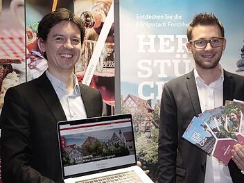 Alles neu: Wirtschaftsförderer Viktor Naumann (links) und der Leiter der Tourist-Information, Nico Cieslar,  zeigen,  wie die Stadt jetzt um Besucher wirbt.Foto: Andreas Oswald