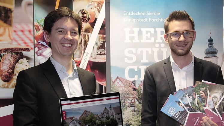 Alles neu: Wirtschaftsförderer Viktor Naumann (links) und der Leiter der Tourist-Information, Nico Cieslar,  zeigen,  wie die Stadt jetzt um Besucher wirbt.Foto: Andreas Oswald