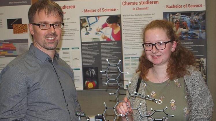 Anastasia Koch von der Q11 des Meranier-Gymnasiums interessiert sich für ein Chemiestudium und ließ sich von Dr. Andreas Seifert, Fachstudienberater der Universität Chemnitz, ein Modell eines Farbstoffes erklären.