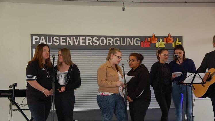 Mit "Mad World" verabschiedeten Michelle, Lilliana, Lea, Cheyenne, Mia und Antonia die Besucher am "Tag der offenen Tür" in der Freiherr-von-Lutz Mittelschule in Münnerstadt. Foto: Manfred Mellenthin