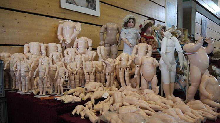 Antike Puppen so weit das Auge reich: die Sammlerbörse in der Neustadter Frankenhalle. Sie ist noch am Samstag geöffnet. - Foto: Berthold Köhler